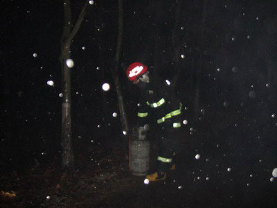 漫天飞雪乡村民房起火 滁州消防排险情