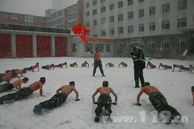 长春消防赤身浴雪斗严寒 千锤百炼铸铁军