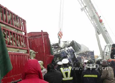 桥面结冰6车连撞困5人 宜城消防成功救援