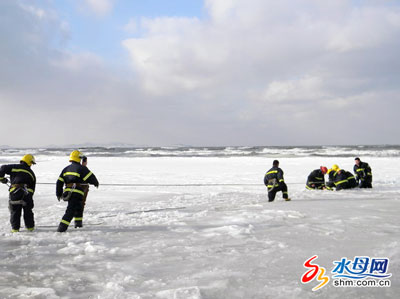 组图：男子冰窟 破冰救援抢救无效死亡