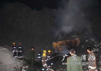 挖掘机自燃致山体坍塌 茂名消防成功处置