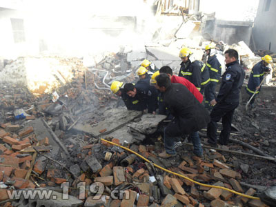 烟花爆竹存放点爆炸6死伤 宿州消防急救