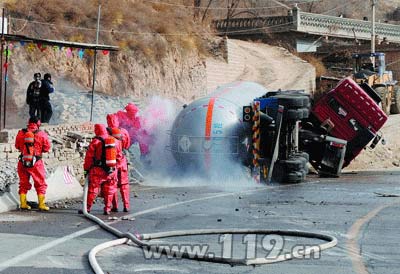 210国道罐车侧翻液氨泄漏 800村民撤离