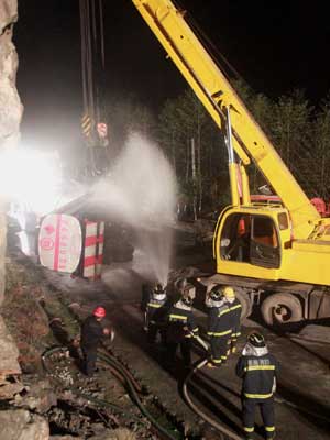 16吨汽油槽罐车山路侧翻 消防冒严寒抢险