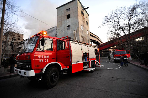 组图：首钢北京石景山厂区起火 消防驰援