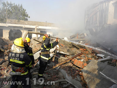 烟花爆竹存放点爆炸6死伤 宿州消防急救