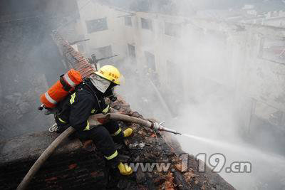 义乌海绵仓库突发大火 7消防员奋力扑救