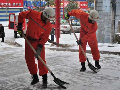 为开辟群众平安路 消防冒严寒扫雪除冰/图