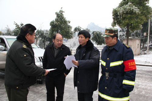 铜仁遭遇雨雪凝冻天气 消防为公路“解冻”