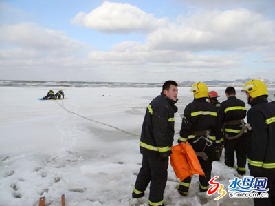 组图：男子冰窟 破冰救援抢救无效死亡