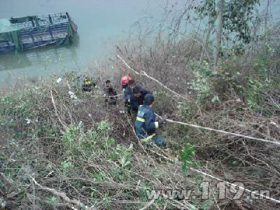 组图：货车坠河1死11人被困 消防生死营救