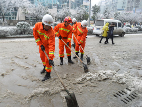 组图：贵州开阳消防铲冰除雪抗凝冻