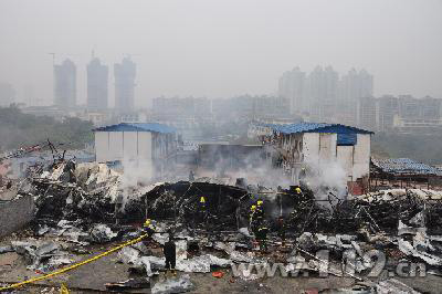 组图：建筑工地起火20间民工宿舍化为废墟