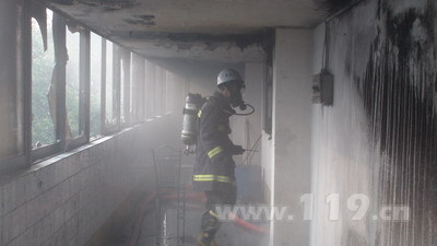 生产车间起火蔓延整层楼 消防灭火除险