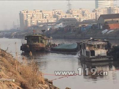 组图：载煤货船撞桥墩泄漏 消防6小时排险