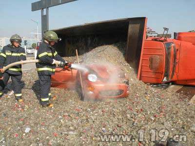 组图：数吨玻璃碎片埋住轿车2人困车内