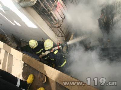 院落起火消防车进不去 连云港消防徒步深入