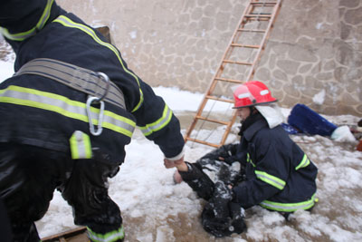 组图：车辆骤闯雪裹冰河 消防破冰救援