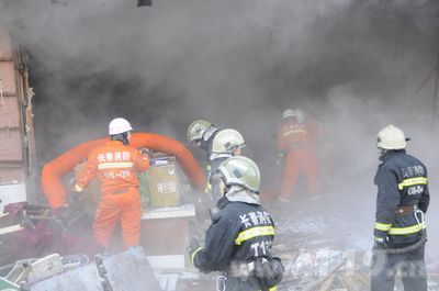 组图：长春一饭店液化气罐爆炸致14人伤