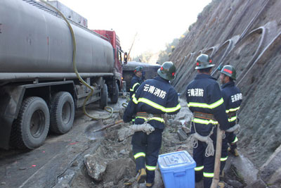 组图：油罐车结冰路上侧翻 消防6小时处置