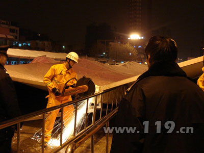 大雪压垮临时候车点 南明消防破拆救人