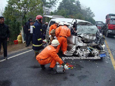 两车惨撞10人被困 吉水消防破拆施救/图