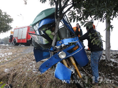 组图：瞌睡酿成车撞树 丰城消防雨雪中救人