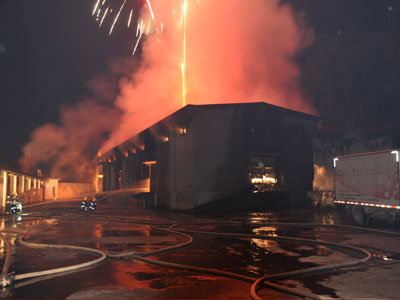 烟花爆竹仓库发生燃爆 浦江消防急救