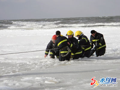 组图：男子冰窟 破冰救援抢救无效死亡