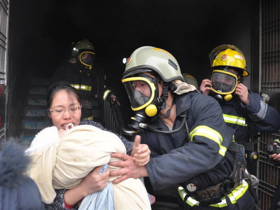 电动车自燃 福建蕉城消防紧急疏散16人/图