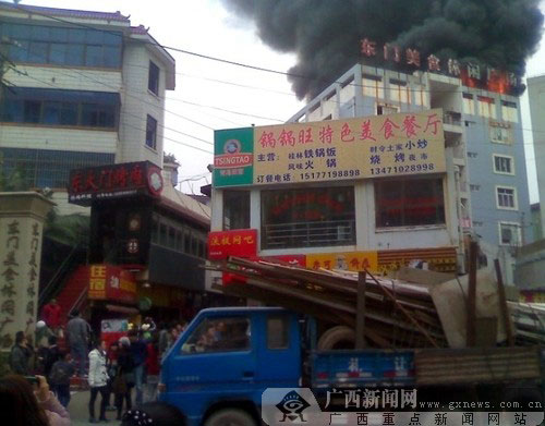 组图：广西大学东门美食广场突起大火