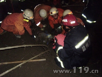 赣州一在建民房坍塌 消防兵挖掘救出2人