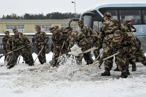 贵州消防600新兵客车站铲冰除雪保春运