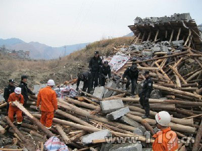 组图：在建桥梁坍塌埋6人 消防成功搜救