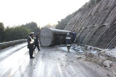 组图：油罐车结冰路上侧翻 消防6小时处置