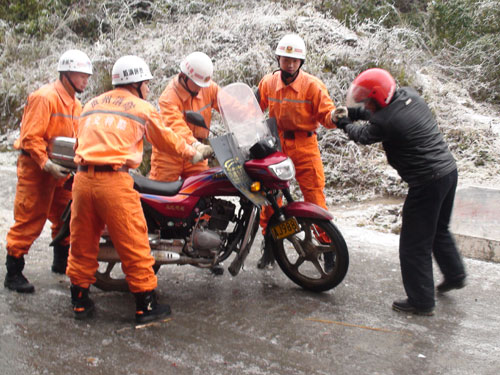 组图：凤冈消防在行动 破冰除雪保平安