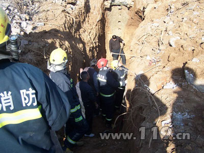 工地塌方两名工人被困 济南消防火速营救