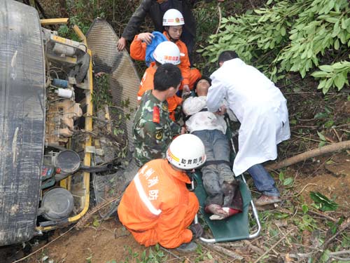 贵州黎平挖机翻下山坡 消防营救重伤员