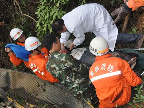 贵州黎平挖机翻下山坡 消防营救重伤员