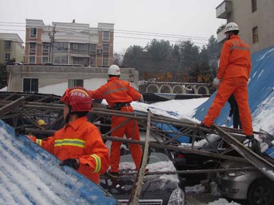 车棚倒塌毁数十辆车 消防六小时紧急救助