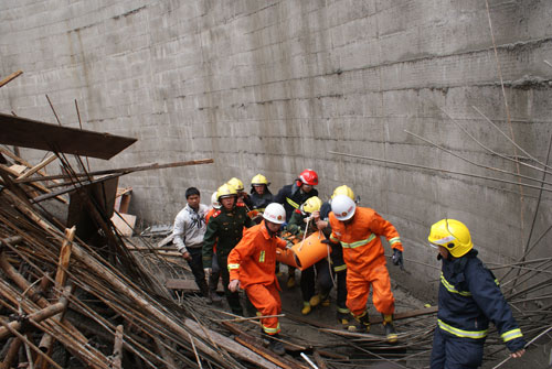 组图：在建粮库坍塌2死9伤 邵阳消防急救