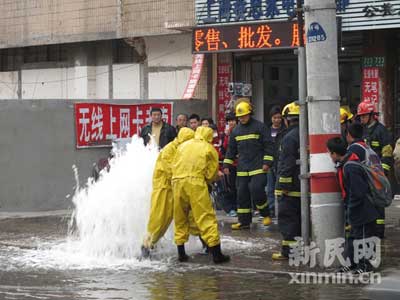 宝山路越野车撞断消防栓 水流喷涌（图）