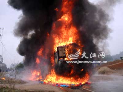 国道货车变“火车” 瑞金消防紧急救援/图