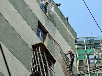 居民楼墙壁龟裂危及路人 三穗消防排险