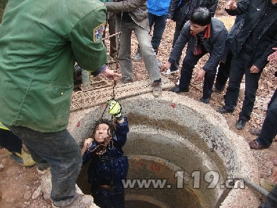 组图：工人困于深井 消防7人迅速救援