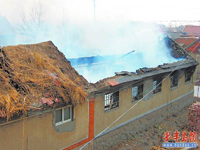 电视机起火殃及邻居 致五间住房烧毁