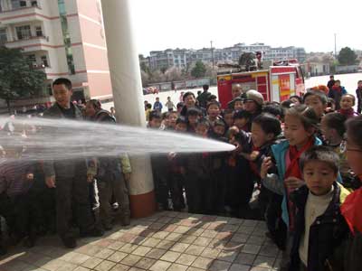 峨眉一小上千名学生零距离感受和体验消防