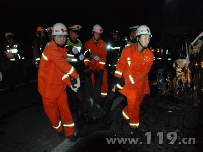 渝万高速两车追尾4人遇难 万州消防驰援