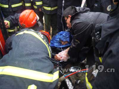 组图：公交紧卡电瓶车 消防雨天紧急救人