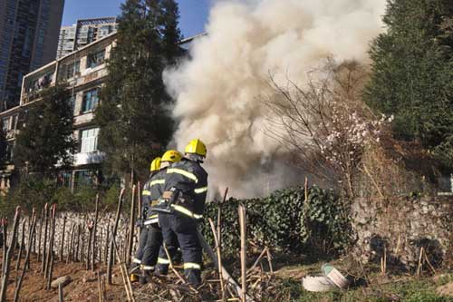 六盘水一房屋起火 消防火场救出一人/图